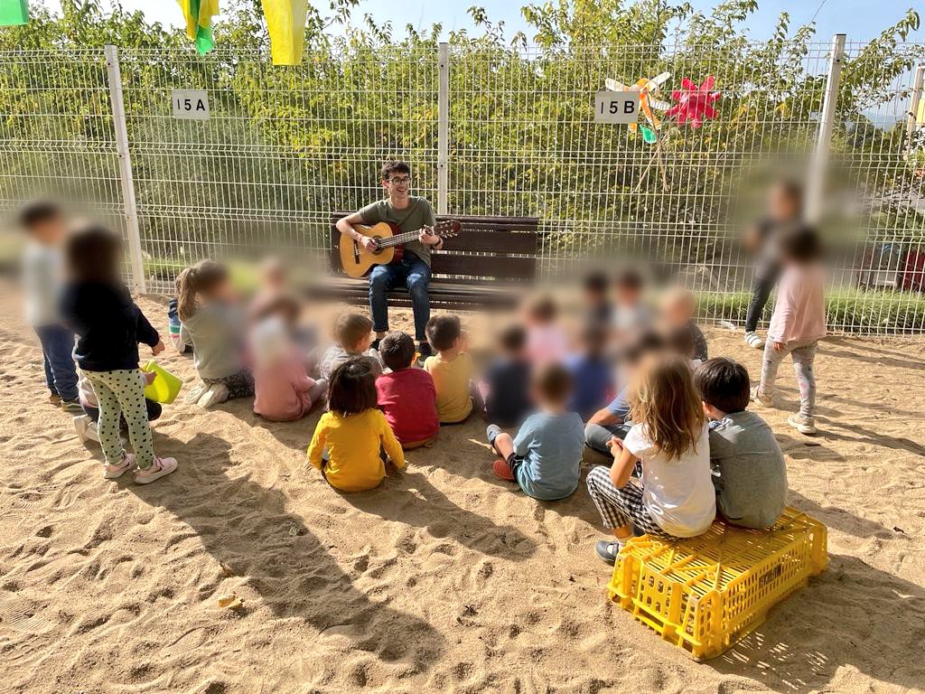 Sorpreses meravelloses que sorgeixen al pati de la #comunitatdepetitesipetits #i3 #i4 #i5 Fem música, cantem i ballem! #aprenentatgesignificatiu <a href="/EscolaOlivera/">Escola l’Olivera</a> <a href="/AMPA_OLIVERA/">AFA-Escola Olivera</a>