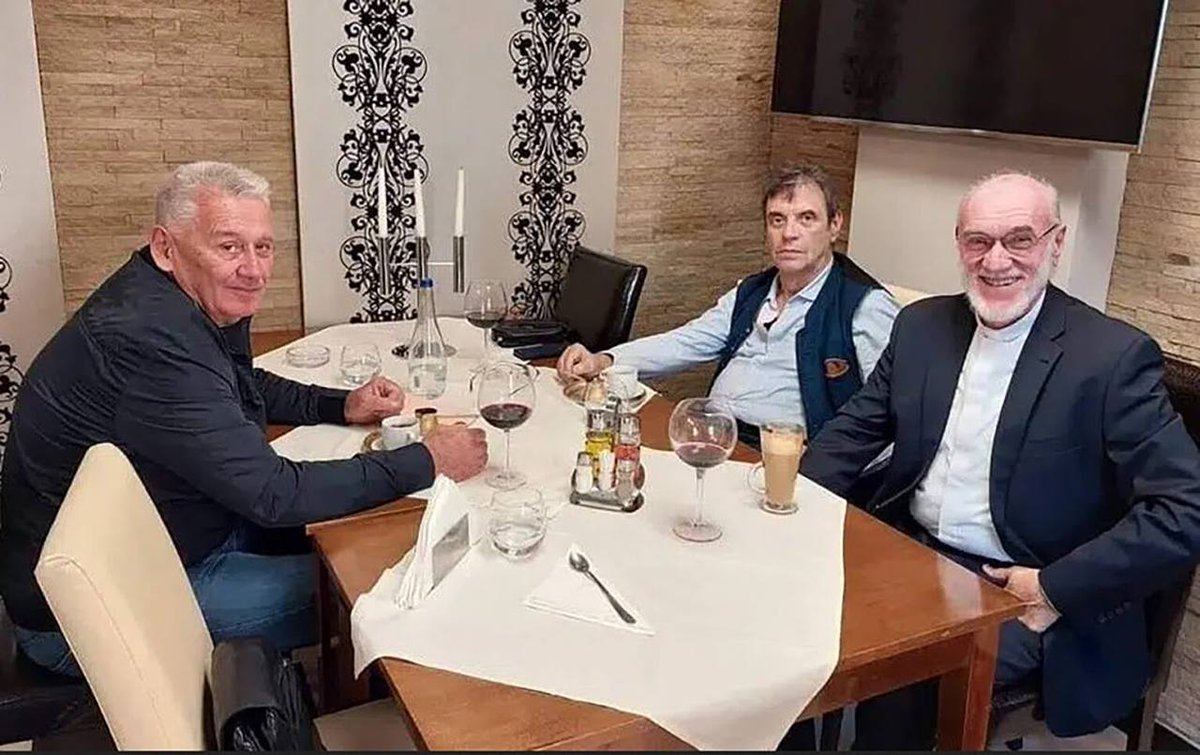Dva govneta koja su paradigma raspada Srbije i nalogodavci atentata na Djindjica. Koga je sve ova zemlja morala da istrpi. Oni piju po kafanama, a mi trpimo posledice njihove politike.