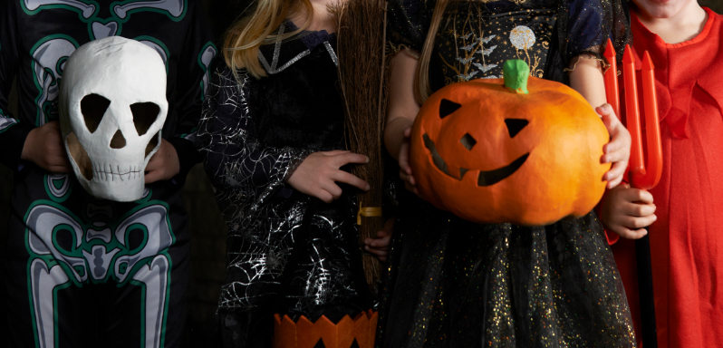 As #Halloween 🎃👻 approaches, firefighters are reminding parents to protect their children from flammable fancy dress costumes. Read more here 👉 Halloween safety - News - North Wales Fire And Rescue Service (ow.ly/53Ug50LmSZ5)