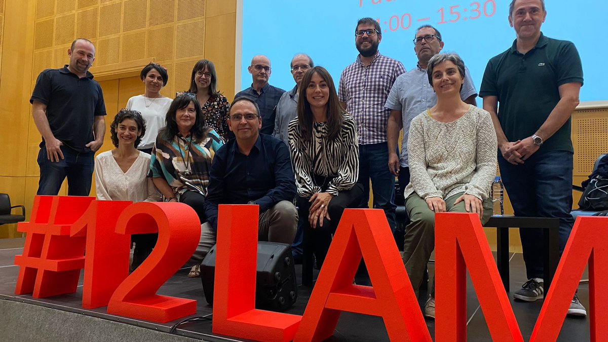 La feina d'arxiver/a itinerant de la Xarxa d'Arxius Municipals #XAMDiba <a href="/diba/">Diputació de Barcelona</a> és imprescindible! Contribueixen a la correcta gestió del patrimoni documental local dels ajuntaments de menys de 10.000 habitants. Foto de grup al #12LAM, que amb 180 participants va ser tot un èxit!