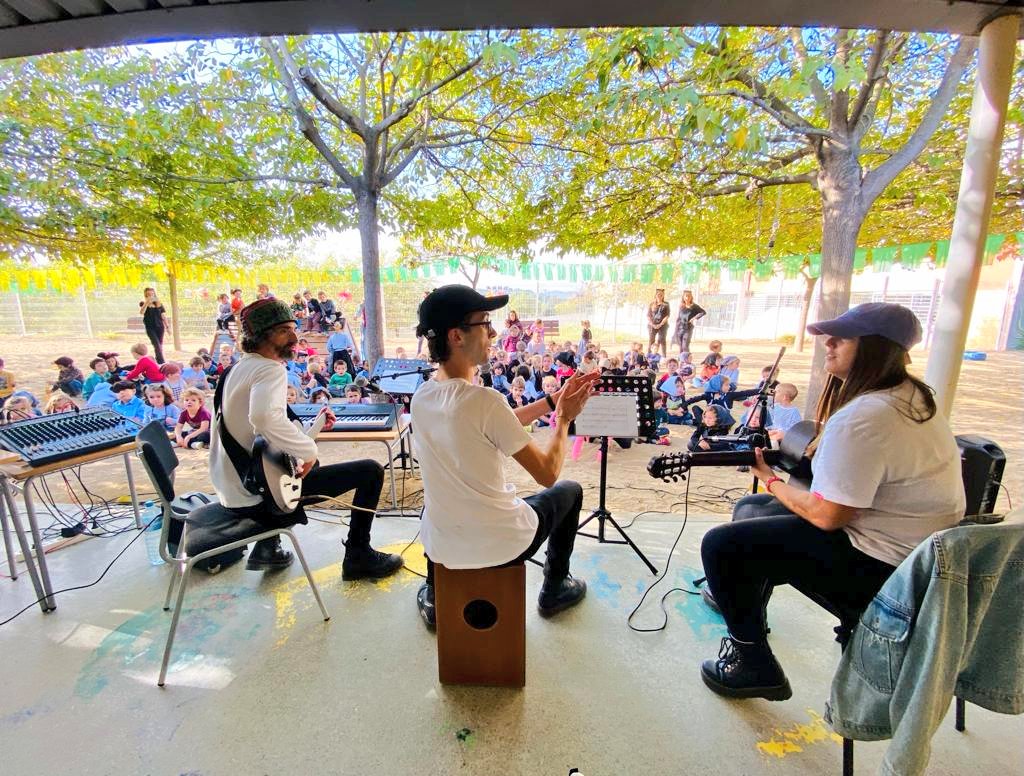 Festegem la castanyada 🎶🎸🎹🍁🍂🐿️🍄🌰 #comunitatdepetitesipetits #i3 #i4 #i5 un grup de mestres de l'escola ens han fet un concert meravellós! Sorpreses fantàstiques a l'escola. #aprenentatgesignificatiu <a href="/EscolaOlivera/">Escola l’Olivera</a> <a href="/AMPA_OLIVERA/">AFA-Escola Olivera</a>
