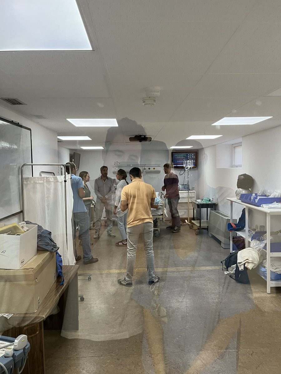 AnestesiaHUVR's tweet photo. ¡Hoy sesión de simulación de situaciones críticas en anestesia con una parte de nuestros residentes! ��🏽‍⚕️👩🏼‍⚕️

#simulation #anesthesia #SomosHUVR @HospitalUVRocio https://t.co/9O3ejaDGkb