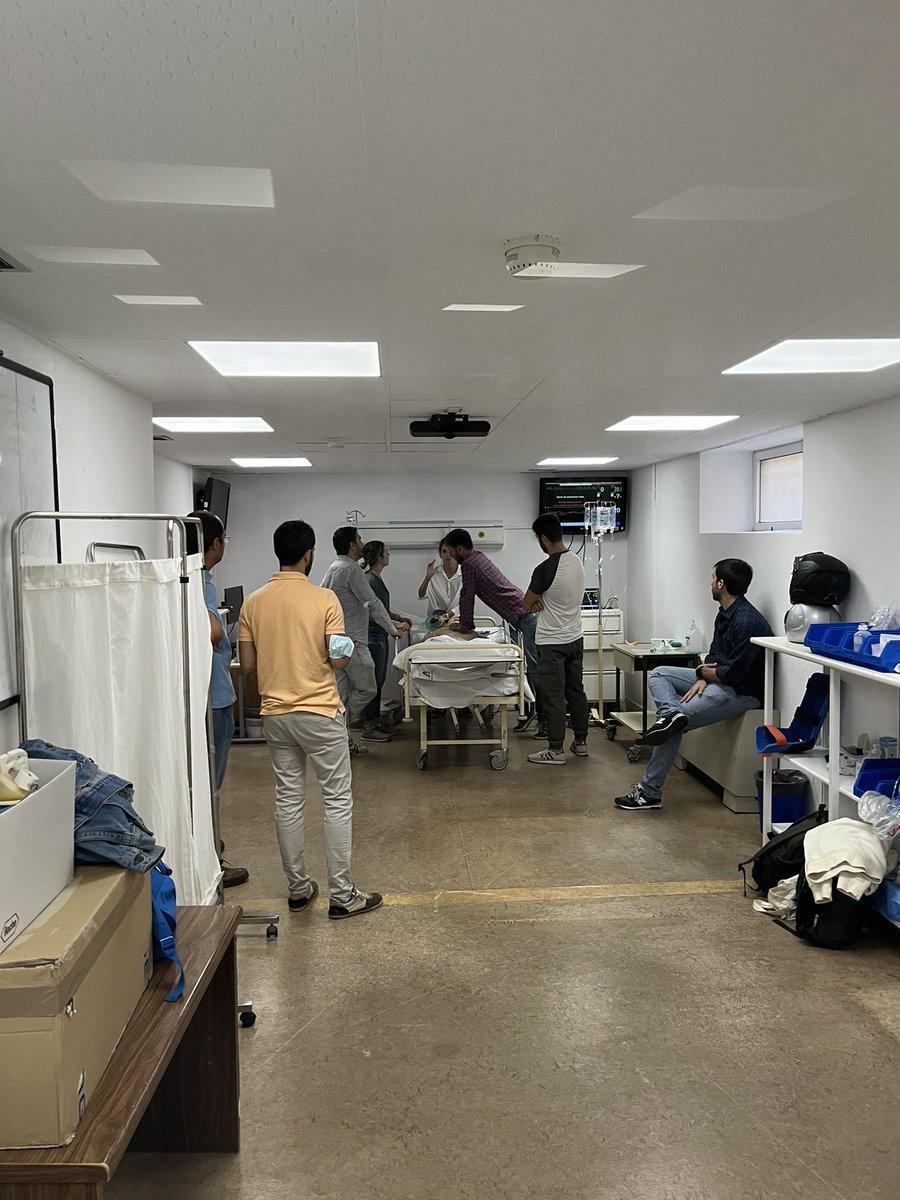 AnestesiaHUVR's tweet photo. ¡Hoy sesión de simulación de situaciones críticas en anestesia con una parte de nuestros residentes! ��🏽‍⚕️👩🏼‍⚕️

#simulation #anesthesia #SomosHUVR @HospitalUVRocio https://t.co/9O3ejaDGkb