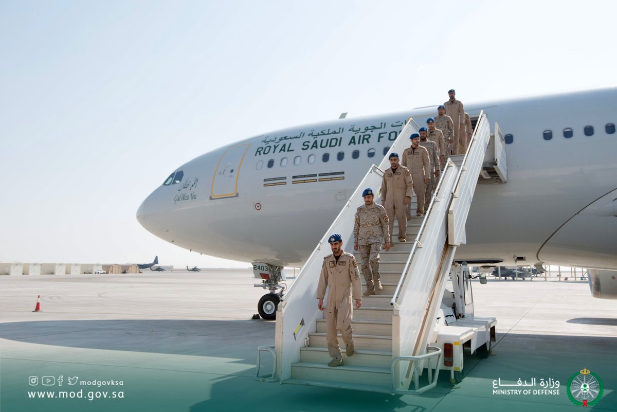 modgovksa's tweet image. اكتمال وصول مجموعة #القوات_الجوية المشاركة في تمرين «مركز الحرب الجوي والدفاع الصاروخي 2022» بجميع أطقُمها الجوية والفنية والمُسانِدة إلى قاعدة الظفرة الجوية بالإمارات.