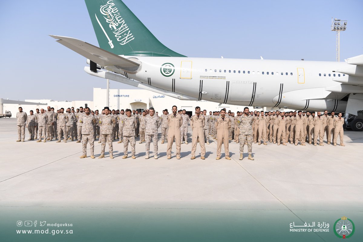 modgovksa's tweet image. اكتمال وصول مجموعة #القوات_الجوية المشاركة في تمرين «مركز الحرب الجوي والدفاع الصاروخي 2022» بجميع أطقُمها الجوية والفنية والمُسانِدة إلى قاعدة الظفرة الجوية بالإمارات.