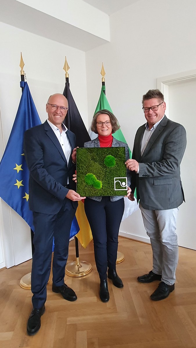 Beim Ministerium für Heimat, Kommunales, Bau und Digitalisierung des Landes NRW in Düsseldorf trafen sich VGL NRW-Präsident Josef Mennigmann, VGL NRW-Vizepräsident Frank Linneweber und Geschäftsführer Christoph Lau mit Ministerin <a href="/inascharrenbach/">Ina Scharrenbach</a>. #galabau #politik #städtegrün