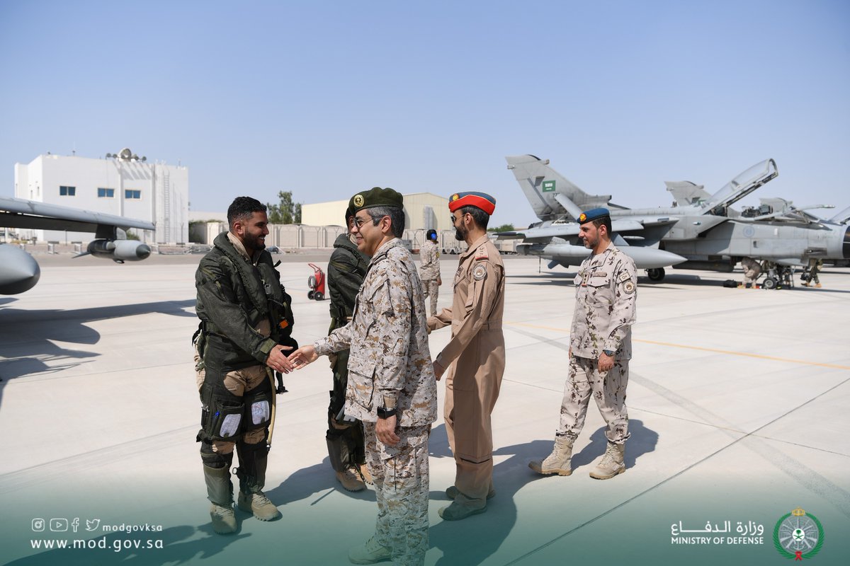 modgovksa's tweet image. اكتمال وصول مجموعة #القوات_الجوية المشاركة في تمرين «مركز الحرب الجوي والدفاع الصاروخي 2022» بجميع أطقُمها الجوية والفنية والمُسانِدة إلى قاعدة الظفرة الجوية بالإمارات.