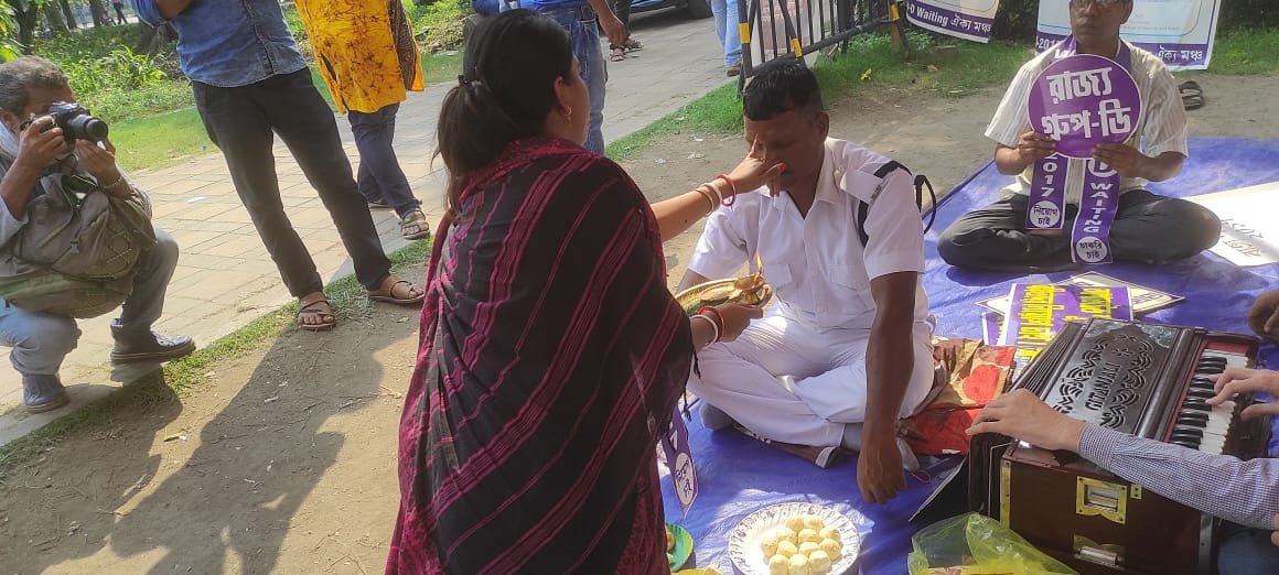 Arindam83948218's tweet photo. @DrRijuDutta_TMC @MamataOfficial @abhishekaitc @derekobrienmp @DrShashiPanja @MaliahJune @sayantika12 @AparupaPoddar @GhatakMoloy @Chandrimaaitc @FirhadHakim @aroopbiswasaitc @basu_bratya সমাজের সকল মানুষ আমাদের ধর্ণা মঞ্চে স্বাগত 🙏🏻। যদিও শাসক পক্ষের কেউ আজও আসেন নি। আমরা হতাশ। এটা মাননীয়া মুখ্যমন্ত্রীর নিজস্ব P&amp;AR দপ্তরের WBGDRB 2017 গ্রুপ ডি। তিনিও উদাসীন। গতকাল রাজ্য গ্রুপ ডি ঐক্য মঞ্চের বোনেরা পুলিশ দাদাদের ফোঁটা দিয়ে তাদের দীর্ঘায়ু কামনা করলো। জয় বাংলা https://t.co/tobMZb7And
