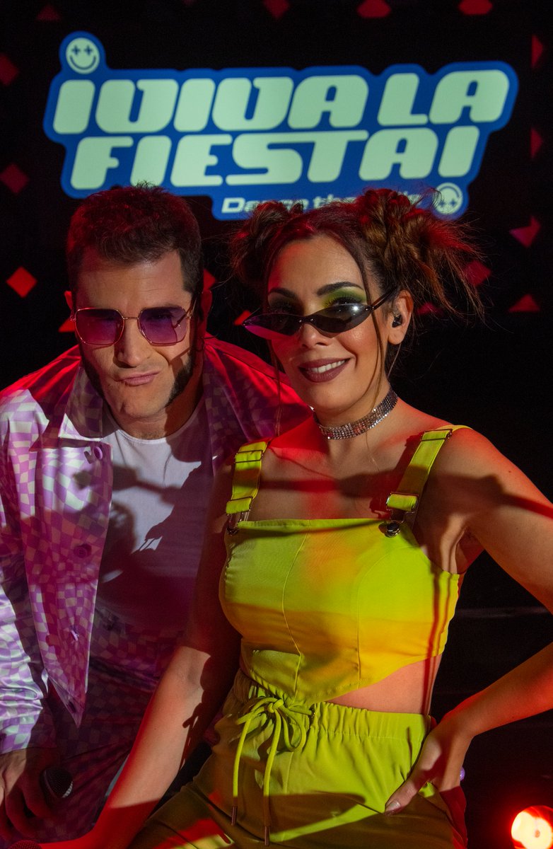 ❣️HOY ESTRENO! Nos pegamos unos cantes y bailes reversionando Chimo Bayo, Paco Pil, New Limit, Whigfield, Gala, Mystic... 📺 #VIVALAFIESTA Dance The 90's 🪩 Estreno hoy viernes 28 de octubre a las 19:45h en #0 @cero por @MovistarPlus. También estará disponible bajo demanda. ✌️