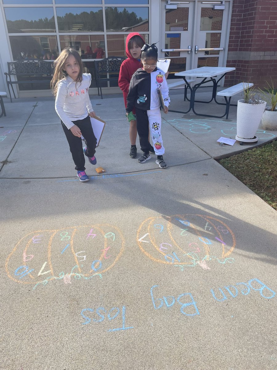 whitleydiamond1's tweet image. Thank you Reinhardt Students for creating math problems outside for us! #mathoutside @R_M_Moore_Elem @CherokeeSchools #secondgrade
