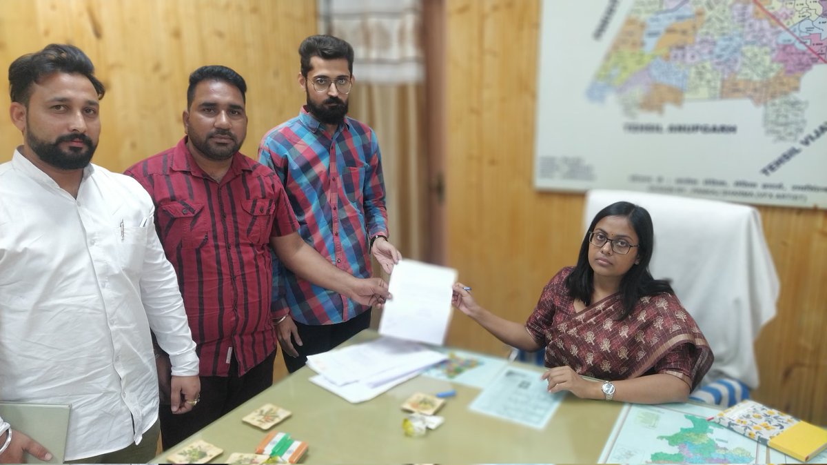 RishabhGosain4's tweet photo. आज रायसिंहनगर जिला श्री गंगानगर में IAS गुंजन सिंह जी को रीट लेवल 1 में पोस्ट 21000 से 30000 करने के लिए ऋषभ गोसाईं ( वाइस प्रेसिडेंट अखिल भारतीय प्राथमिक संघ) के नेतृत्व में ज्ञापन सौंपा गया।
@RishabhGosain4 
@mukeshroyal_ 
@Sushil16492277 
@Khetarpal_dovan 
@QamarAnchor https://t.co/RXn3f0vbw7