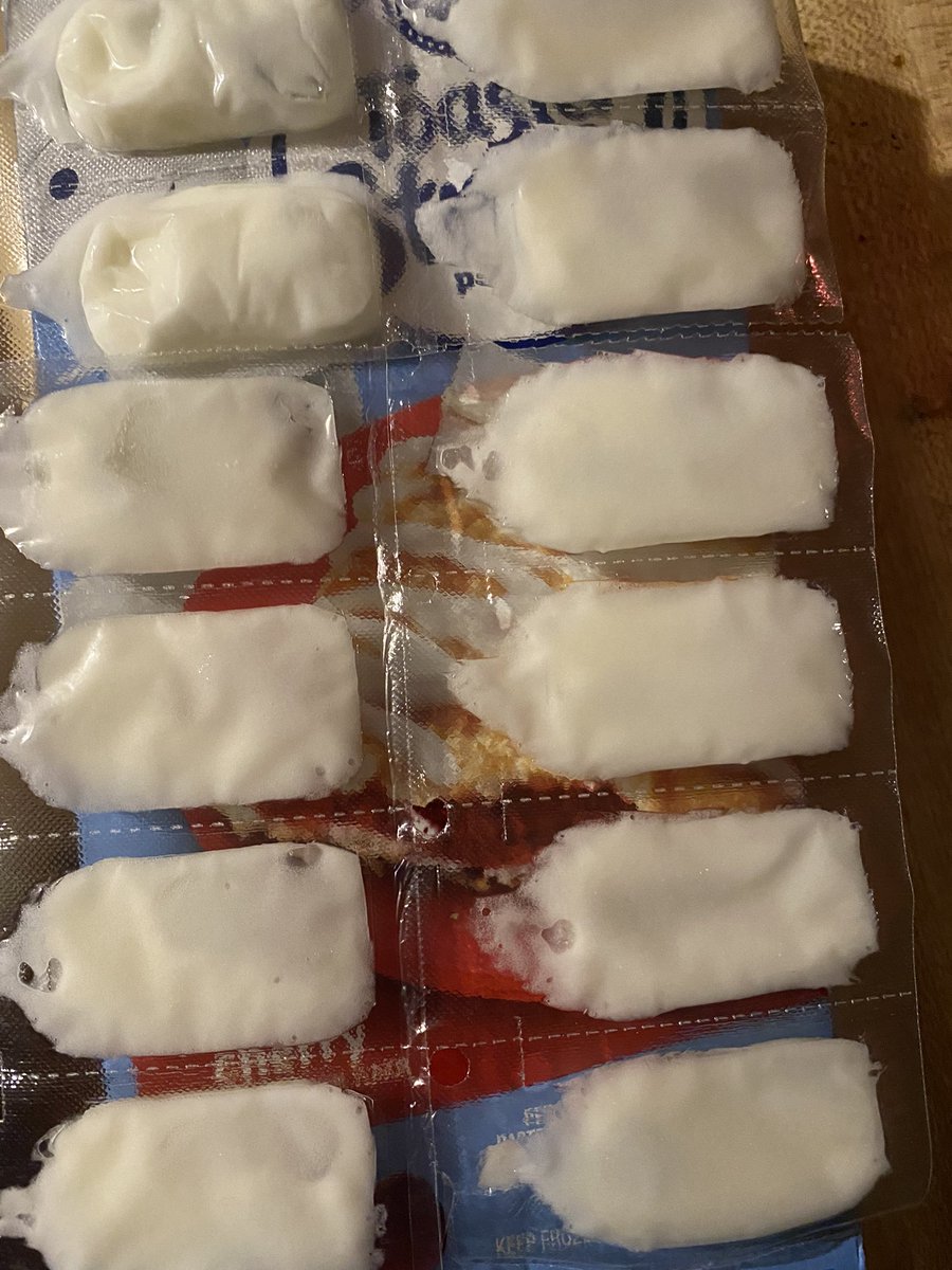 Krissy_Marie78's tweet photo. It’s going to be a good day when your #toasterstrudel has a bonus strip of #icing @Pillsbury @ToasterStrudel #Lotto #lucky #QualityAssurance https://t.co/1nIhRXc9Yx