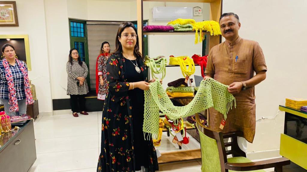 LUB_Mahila_Jal's tweet photo. लघु उद्योग भारती जालंधर महिला ईकाई अध्यक्ष चेतना भगत ने बैठक का आयोजन किया जहां हस्तशिल्प को बढ़ावा देने व स्वदेशी वस्तुओं जैसे गोबर से निर्मित दिये व घड़ियाँ,प्रस्तुत किए गए। इस अवसर पर श्री विनय जी संगठक स्वदेशी जागरण मंच पंजाब उपस्थित रहे@lubindia @LubPunjab @LubSports https://t.co/UNQa9vEESn