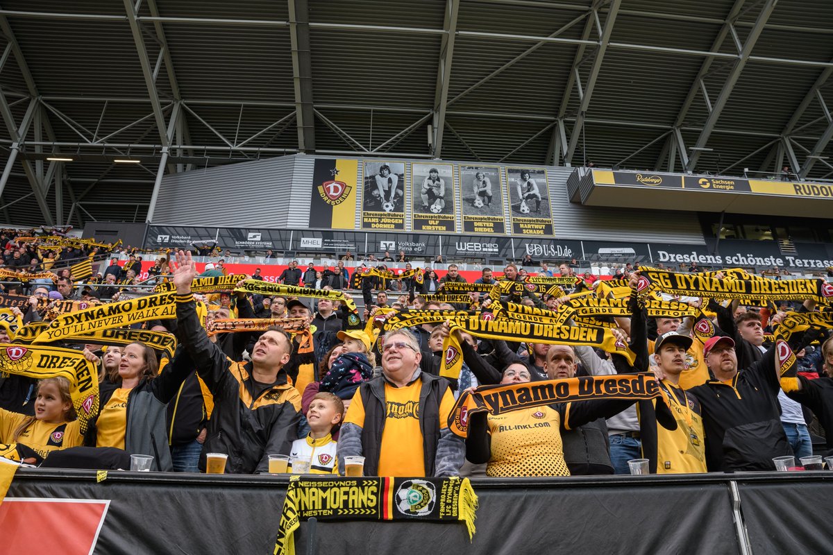 DynamoDresden's tweet photo. Am Samstag gastiert die SGD beim @svw07 zum Drittliga-Auswärtsspiel. Alle wichtigen Informationen für alle schwarz-gelben Auswärtsfahrer gibt es wie gewohnt kompakt zusammengefasst in der #Faninfo. 👉🏼 https://t.co/DxRg4OOysb #SVWSGD #sgd1953 https://t.co/eV2SXHnLNo