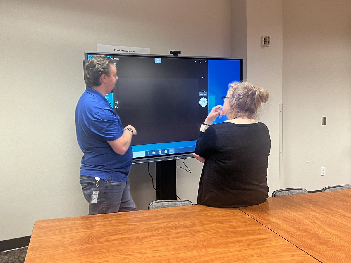 ed_techconsult's tweet image. First training in the #FallinLoveWithTech #LearningLab series completed. Thank you, Sam, for training my teachers to integrate #Snowflakeapp using their @GetClearTouch panel! @HNGCBears @AliefTech @Kay_Tee_Jo @SokolikKatie