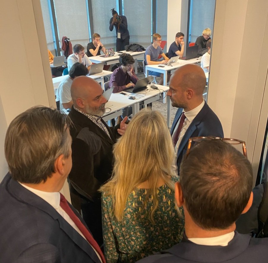 Avec le ministre <a href="/jnbarrot/">Jean-Noël Barrot</a> devant mes étudiants <a href="/ESILVparis/">ESILV</a> au <a href="/CampusCyberFr/">Campus Cyber</a> .
Impressionné par l'intensité de son écoute.
