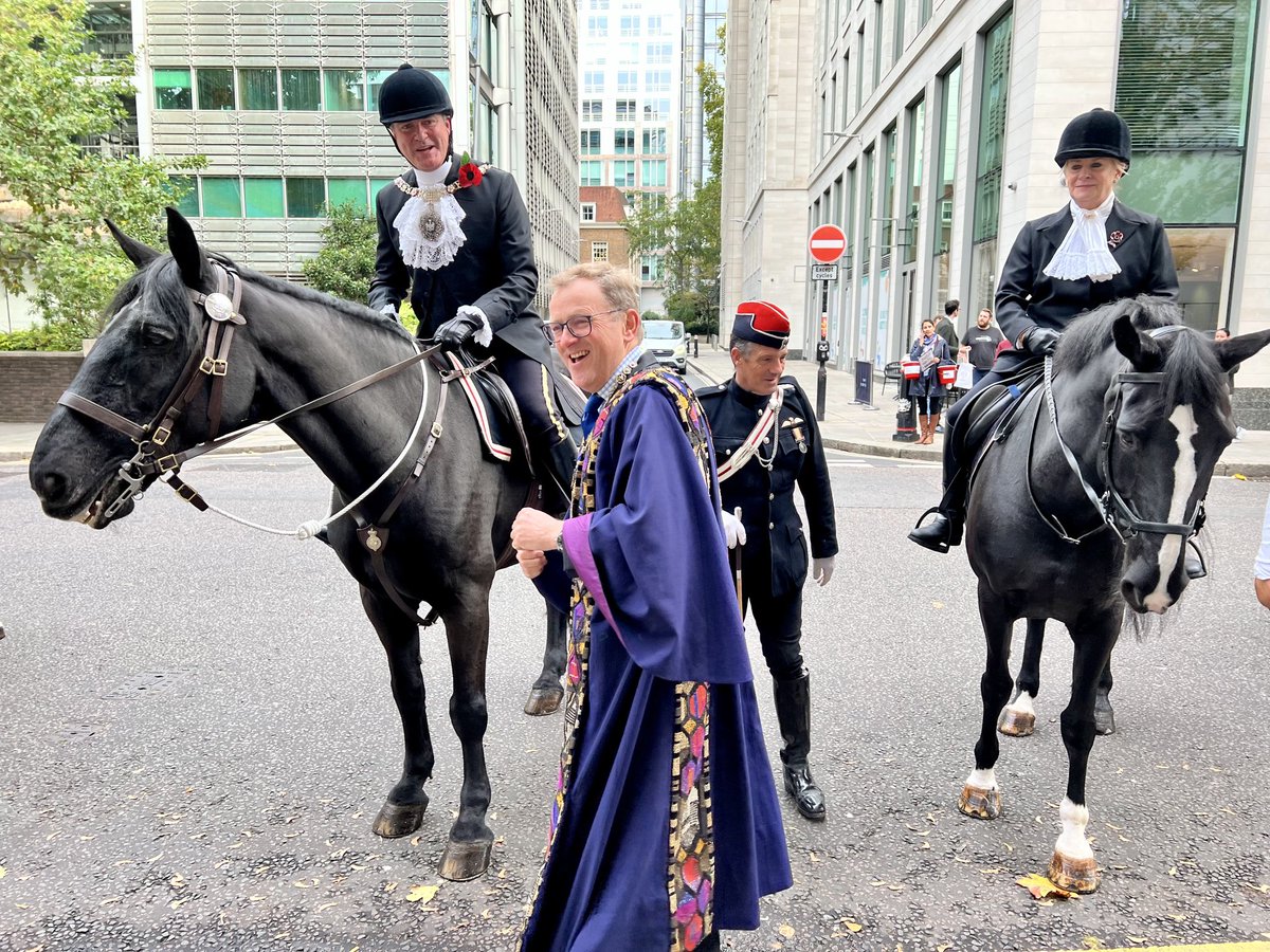 ⁦@MastrWaxChandlr⁩ welcoming ⁦@citylordmayor⁩ to Wax Chandlers’ Hall #RideAroundTheCity.