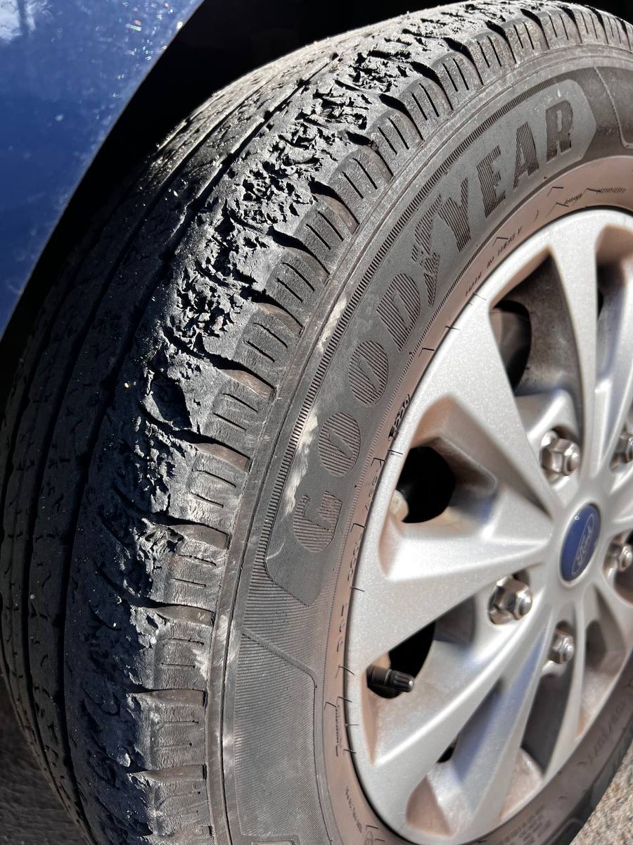 AfectaGoodyear's tweet photo. @canalneumatico @Goodyear_Es Las claves reales de los neumáticos @Goodyear_Es 

Se deshacen simplemente por andar

Según ellos es un desgaste normal y el neumático está fuera de defecto 

A los afectados por esos neumáticos nos dicen que no sabemos conducir https://t.co/VdlNApUh28