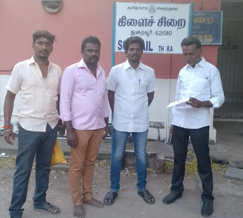 hindumunnaniorg's tweet photo. இந்து வியாபாரிகளின் வாழ்வு சிறக்க வேண்டும் என்பதற்காக இந்துக்கடைகளிலேயே பொருட்கள் வாங்குவோம் என அறைகூவல் விடுத்தது குற்றமென பொய் வழக்கில்  விடியல் அரசால் கைது செய்யப்பட்ட இந்துமுன்னணி கரூர் மாவட்ட ஒருங்கிணைப்பாளர் சக்தி ஜாமீனில் விடுதலை. #இந்துமுன்னணி #இந்துவியாபாரிகள்நலசங்கம் https://t.co/4XIU3uZCLm