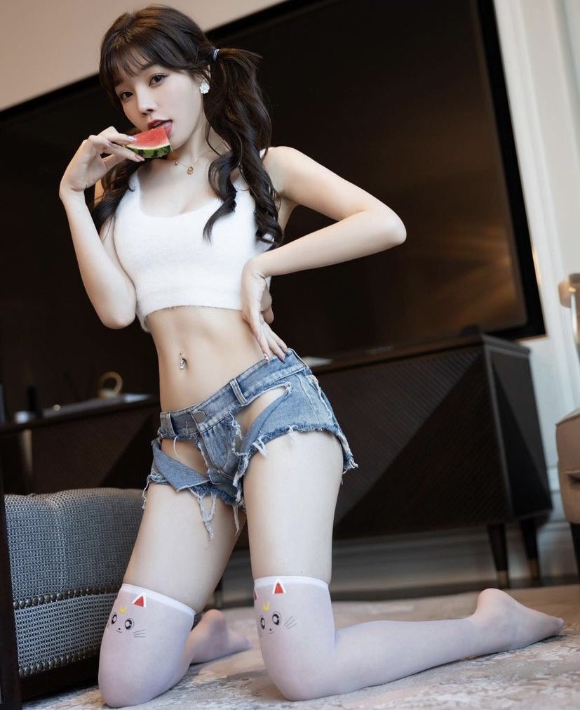 jiaojiao89's tweet photo. 我请你吃西瓜 然后你请我吃香蕉🍌可好😋 https://t.co/nepqhPAJME