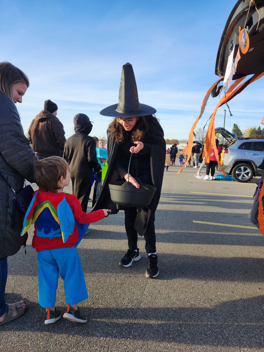 FalconLinkCrew's tweet image. Trunk or treat last night was awesome! Thanks to @rhs_stugo for putting it on! So fun for the younger kids to get to see what RHS is all about! Link Crew rocked the Hocus Pocus theme and the Sanderson sisters even came by!