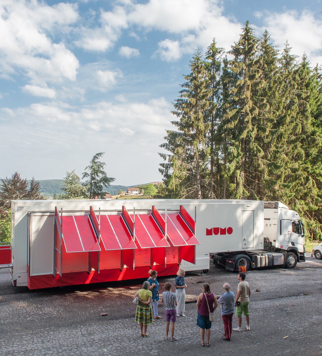 departement41's tweet photo. Le Mumo, le musée mobile, 🚒 est un camion itinérant, composé d'un espace d'exposition et d'une scène pour les spectacles vivants, afin de rapprocher les enfants comme les adultes du monde de la création.
Cette année le thème est 𝑳𝑼𝑴𝑰𝑬̀𝑹𝑬𝑺 👉 https://t.co/ptlkCP65OV https://t.co/PSbQU9nyEE