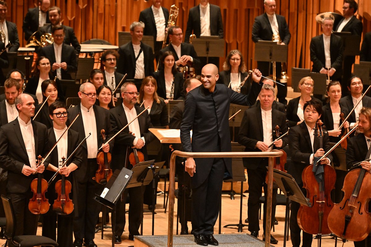Last night with @kevinjohnedusei & Roman Simovic 👏👏👏; music by @_samymoussa, Bartók & Stravinsky; all available to watch on @MarqueeArtsTV from 17 November! lso.co.uk/whats-on/icalr… 📸 Mark Allan