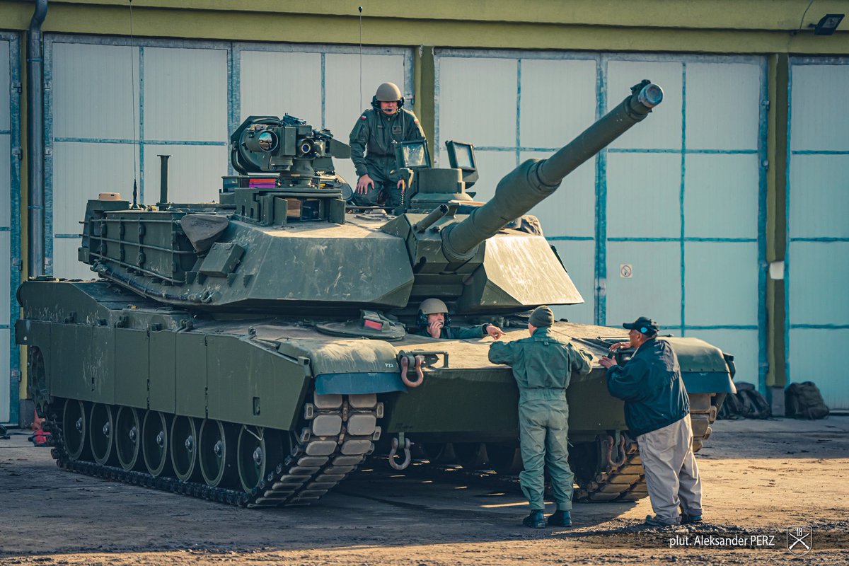 W poznańskiej #AkademiaAbrams, pod okiem instruktorów z 🇺🇸, trwa szkolenie 🇵🇱 załóg i mechaników odpowiedzialnych za użytkowanie i serwisowanie amerykańskich czołgów. Pierwsze czołgi #Abrams trafią do @1WBPanc w przyszłym roku. 🇵🇱🤝🇺🇸