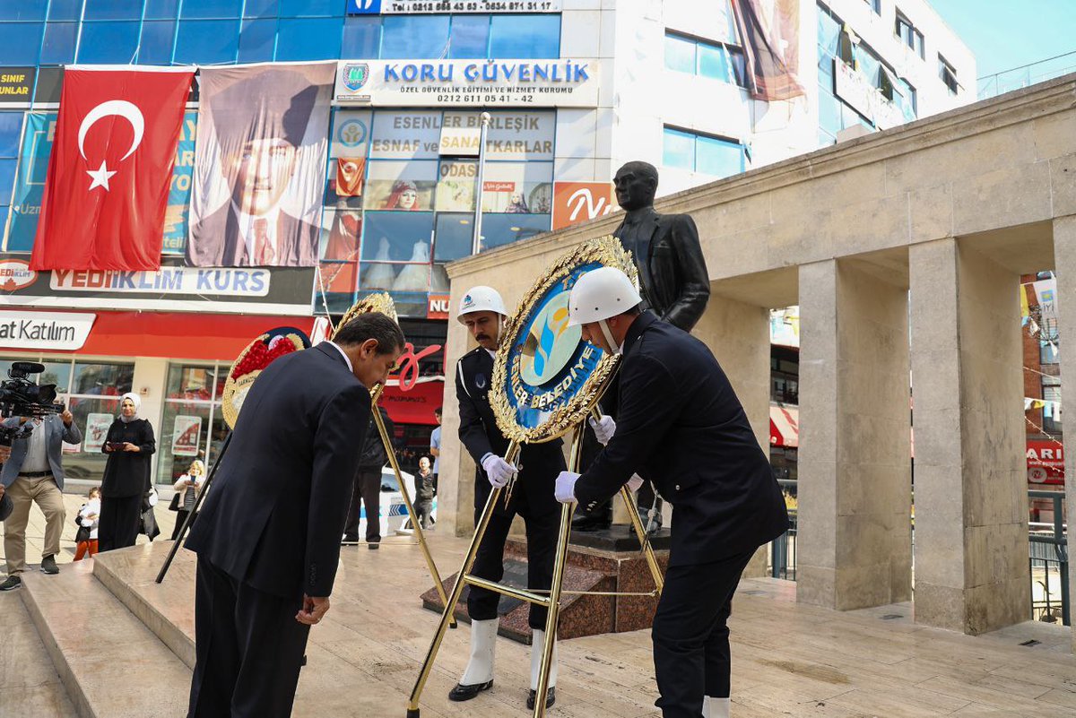 Cumhuriyetimizin 99. yılı kutlamaları kapsamında, Dörtyol Meydanı'nda bulunan Atatürk Anıtı'nda Kaymakamımız Adil Karataş, Belediye Başkanımız M. Tevfik Göksu ve Mülki Erkanın katılımlarıyla çelenk töreni gerçekleştirildi.