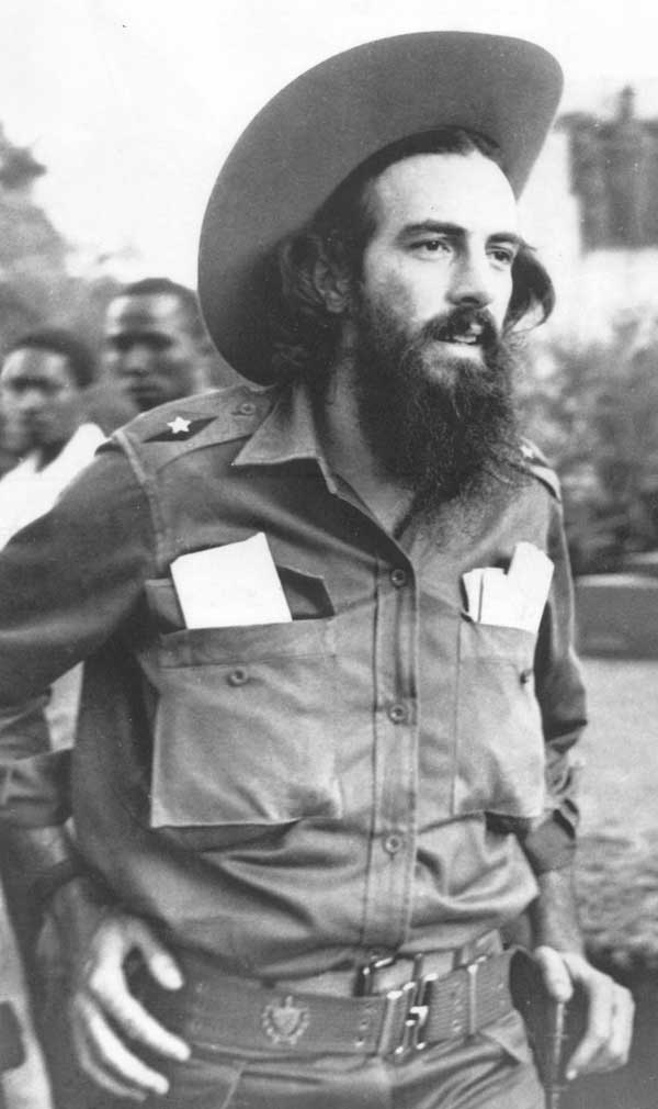 Como cada 28/10, hoy vamos a echar flores al mar en memoria de #CamiloCienfuegos, soldado y Comandante ejemplar; síntesis de lealtad, coraje y cubanía. #CubaViveEnSuHistoria #CamiloVive