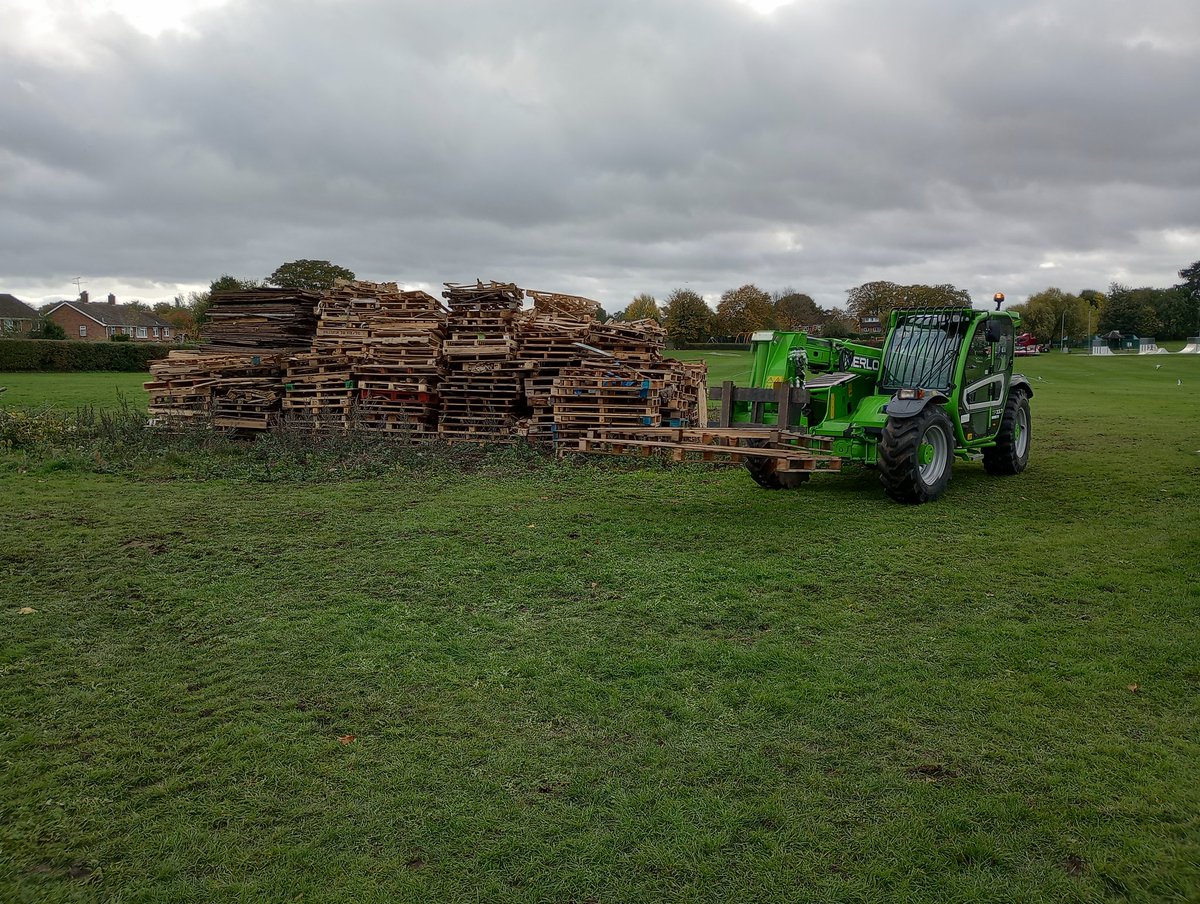 TwyfordRT's tweet photo. Bonfire build in full swing! https://t.co/paUmbpWPHy