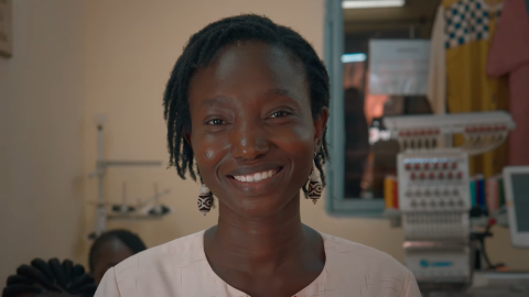 Angéline confectionne et commercialise des accessoires de mode à base du tissu emblématique burkinabè, le Faso Dan Fani. Elle allie tradition et modernité et figure parmi les futurs symboles de l’entrepreneuriat féminin au #Sahel.

En savoir + 👉: youtube.com/watch?v=Z3GkGi…