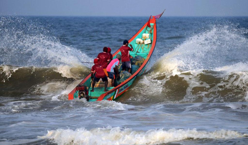 MilitaryBMA_BD's tweet photo. The Indian Coast Guard has handed over 23 Bangladeshi fishermen to the Bangladesh Coast Guard, who were floating in the sea on drums during cyclone Sitrang. 

The fishermen were handed over to the Bangladesh Coast Guard ship “Swadhin Bangla” on Thursday. https://t.co/gVJspVYGi7