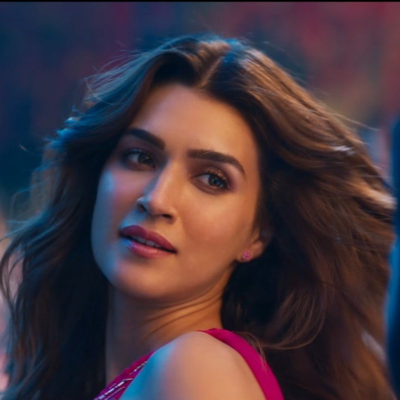 CiniMiniMovies's tweet photo. #ShraddhaKapoor or #KritiSanon .
Who robbed the show in #Bhediya song from #Thumkeshwari? #CiniMini https://t.co/d4ip8nFoyb