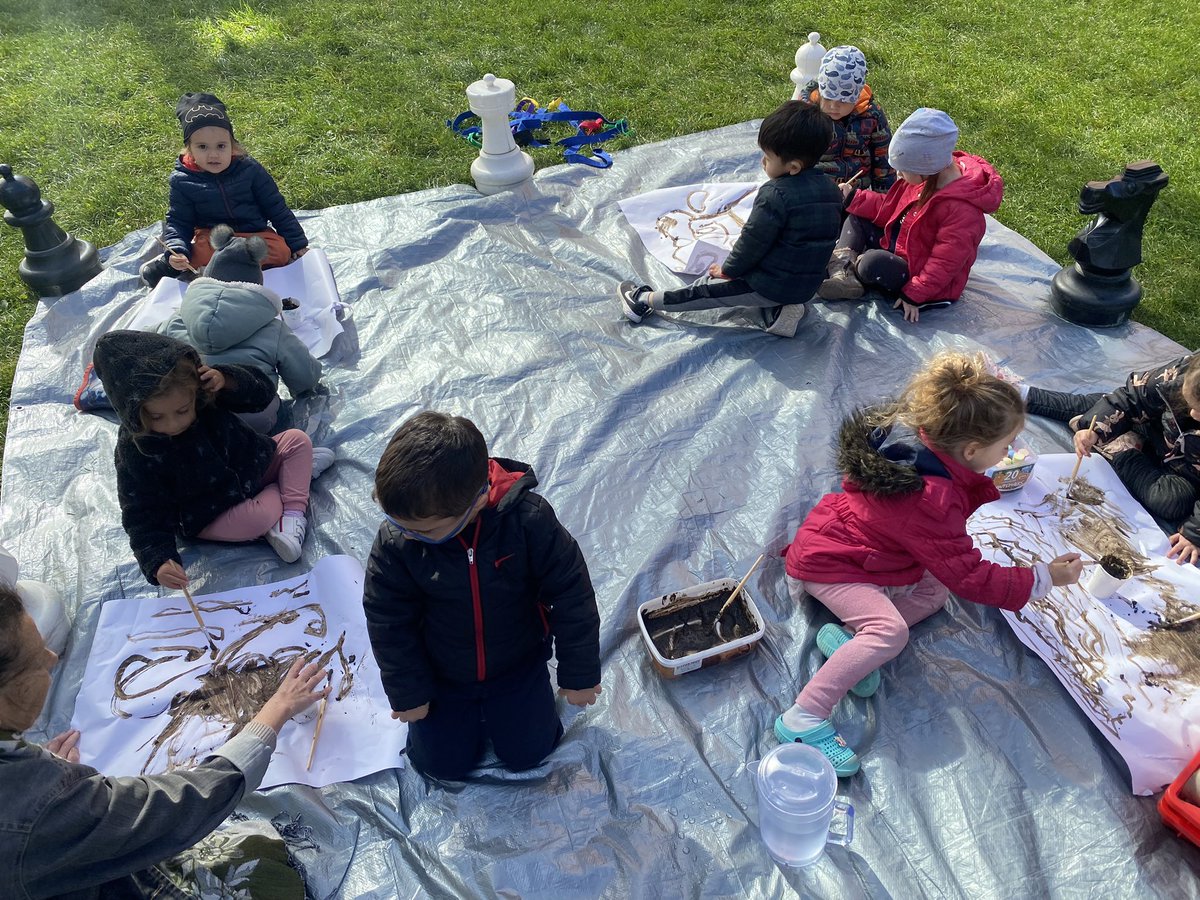 BIST_OL's tweet photo. @Foundation118 Once the children had finished their soil art work with brushes we got our hands dirty in the wet soil! There was also fun afterwards washing our hands in the soapy water! #outdoorlearning #engaginglesson #learninginnature https://t.co/bo58qsvVHs