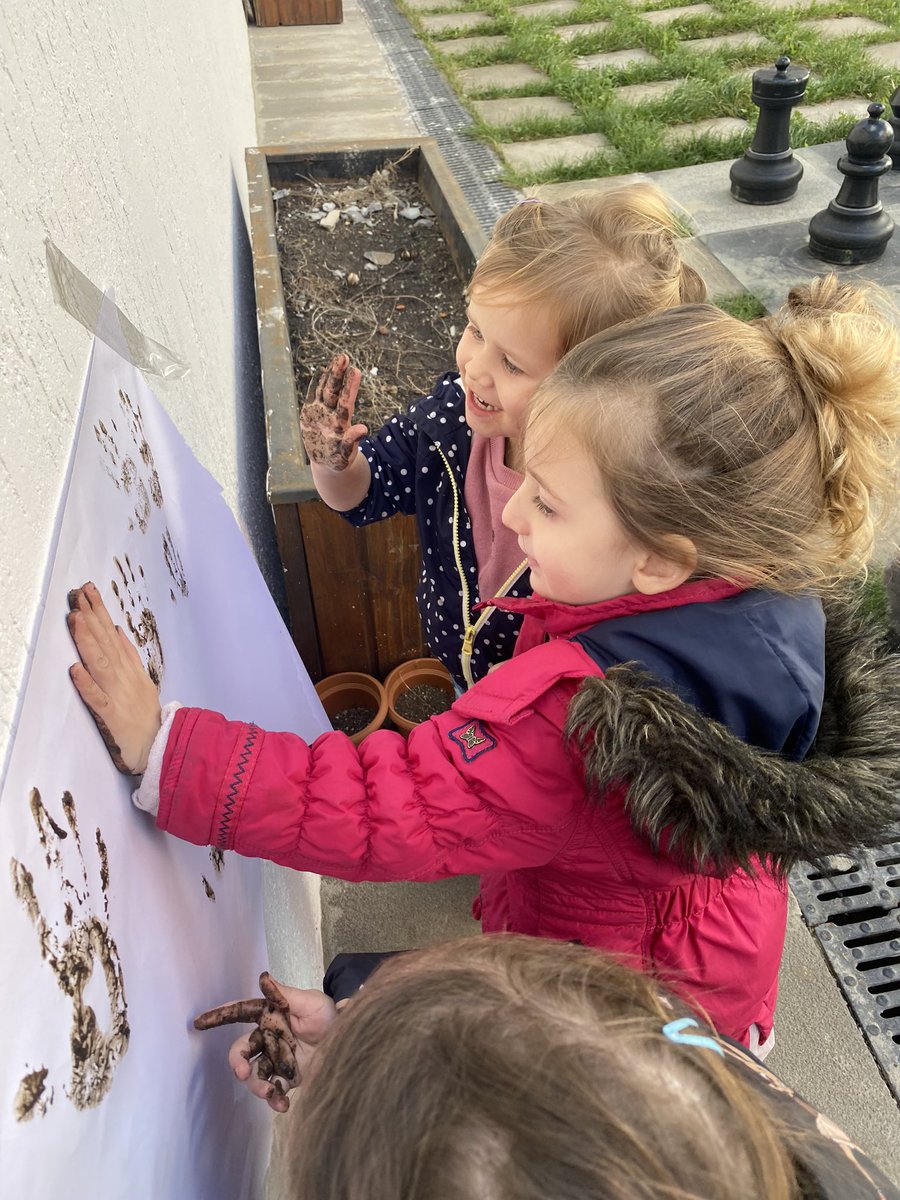 BIST_OL's tweet photo. @Foundation118 Once the children had finished their soil art work with brushes we got our hands dirty in the wet soil! There was also fun afterwards washing our hands in the soapy water! #outdoorlearning #engaginglesson #learninginnature https://t.co/bo58qsvVHs