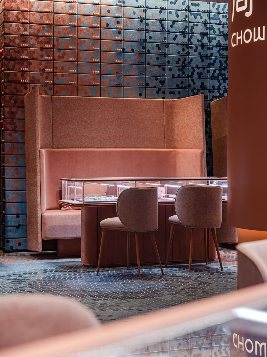 123Oneplus's tweet image. #Chongqing has a nickname called 'Foggy City', by which we got inspired and integrated the fog element on the base of ‘Heritage’ theme to present this experience shop. 33 orange and blue colors in total were used with various materials are matched together to present the space.