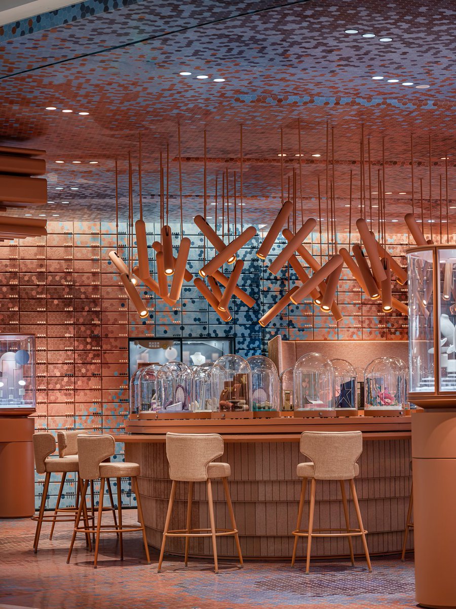 123Oneplus's tweet image. #Chongqing has a nickname called 'Foggy City', by which we got inspired and integrated the fog element on the base of ‘Heritage’ theme to present this experience shop. 33 orange and blue colors in total were used with various materials are matched together to present the space.