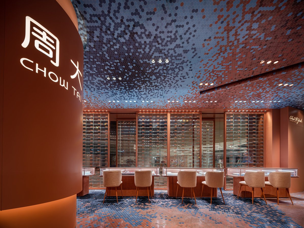 123Oneplus's tweet image. #Chongqing has a nickname called 'Foggy City', by which we got inspired and integrated the fog element on the base of ‘Heritage’ theme to present this experience shop. 33 orange and blue colors in total were used with various materials are matched together to present the space.