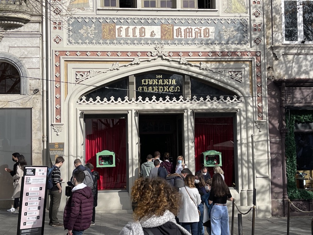 ActuaLitte's tweet photo. Voyage littéraire et historique à Porto, avec Nuno Gomes Garcia https://t.co/w1q07botWK
@editionsiXe
#librairie #HarryPotter #sortie #voyage #porto #portugal #libreriaLello #reportage #Festival #Cognac #NunoGomesGarcia https://t.co/nnplXZiXUm