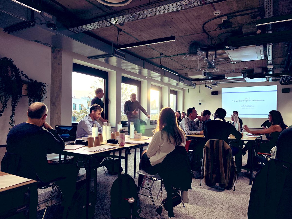 Sun is shinning in our #EMBA classroom and participants are ready for a 2-day #Entrepreneurship and New Business Models course w/ <a href="/janbri/">Jan Brinckmann</a>