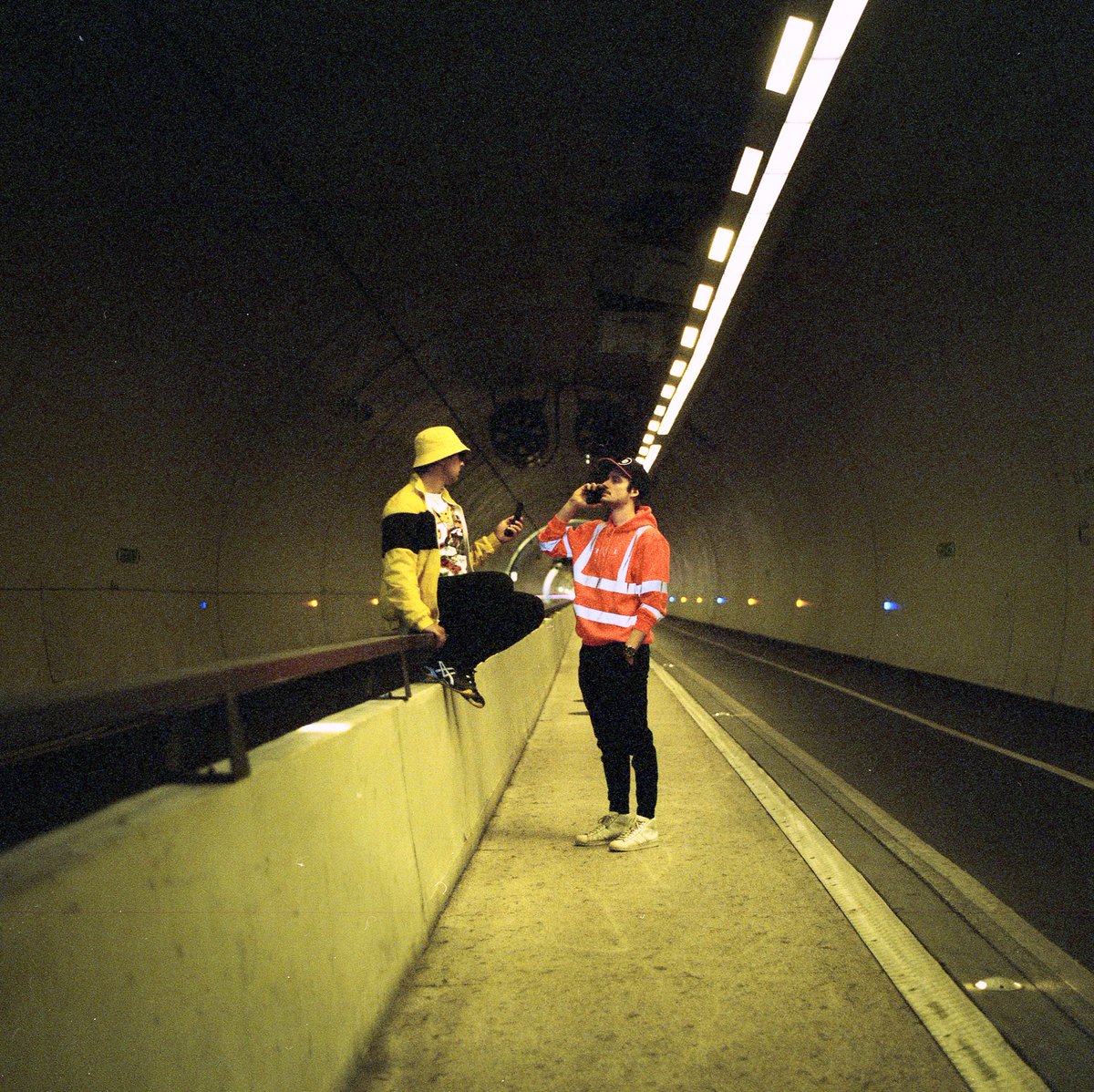 floralrecords_'s tweet image. Angle Mort &amp;amp; Clignotant c’est 1 EP et 2 albums ⤵️
💿 EP «Toujours ouvert» : 2021
💿 Mini Album «Code Pin» : 2019
💿 Album «A10» : 2018

Restez connectés, on a plein de choses à vous faire découvrir avec ce duo 👬

📸 Lucien Rousset