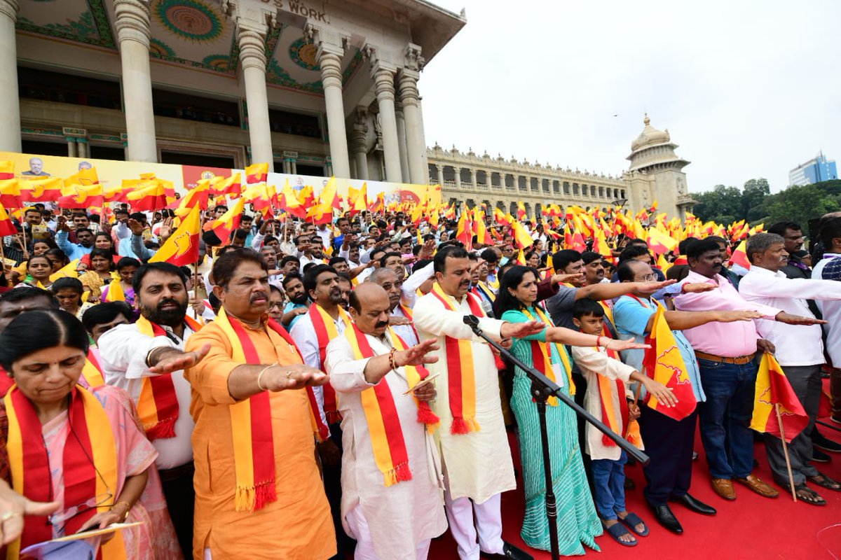 MKGunashekar_'s tweet photo. ಕನ್ನಡ ರಾಜ್ಯೋತ್ಸವದ ಅಂಗವಾಗಿ ಆಯೋಜಿಸಿದ್ದ ಕೋಟಿ ಕಂಠ ಗಾಯನ ಕಾರ್ಯಕ್ರಮಕ್ಕೆ ಮುಖ್ಯಮಂತ್ರಿ @BSBommai ಚಾಲನೆ ನೀಡಿದರು. ಈ ಸಂದರ್ಭದಲ್ಲಿ ಕೋಟ್ಯಂತರ ಕನ್ನಡಿಗರು ಕನ್ನಡ ಗೀತೆಗಳನ್ನು ಒಟ್ಟಾಗಿ ಹಾಡಿ ಕನ್ನಡ ಪ್ರೇಮ ಮೆರೆದರು.

 #ಕೋಟಿ_ಕಂಠ_ಗಾಯನ https://t.co/wWwGnt8yNb