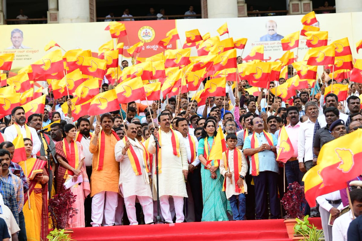 MKGunashekar_'s tweet photo. ಕನ್ನಡ ರಾಜ್ಯೋತ್ಸವದ ಅಂಗವಾಗಿ ಆಯೋಜಿಸಿದ್ದ ಕೋಟಿ ಕಂಠ ಗಾಯನ ಕಾರ್ಯಕ್ರಮಕ್ಕೆ ಮುಖ್ಯಮಂತ್ರಿ @BSBommai ಚಾಲನೆ ನೀಡಿದರು. ಈ ಸಂದರ್ಭದಲ್ಲಿ ಕೋಟ್ಯಂತರ ಕನ್ನಡಿಗರು ಕನ್ನಡ ಗೀತೆಗಳನ್ನು ಒಟ್ಟಾಗಿ ಹಾಡಿ ಕನ್ನಡ ಪ್ರೇಮ ಮೆರೆದರು.

 #ಕೋಟಿ_ಕಂಠ_ಗಾಯನ https://t.co/wWwGnt8yNb