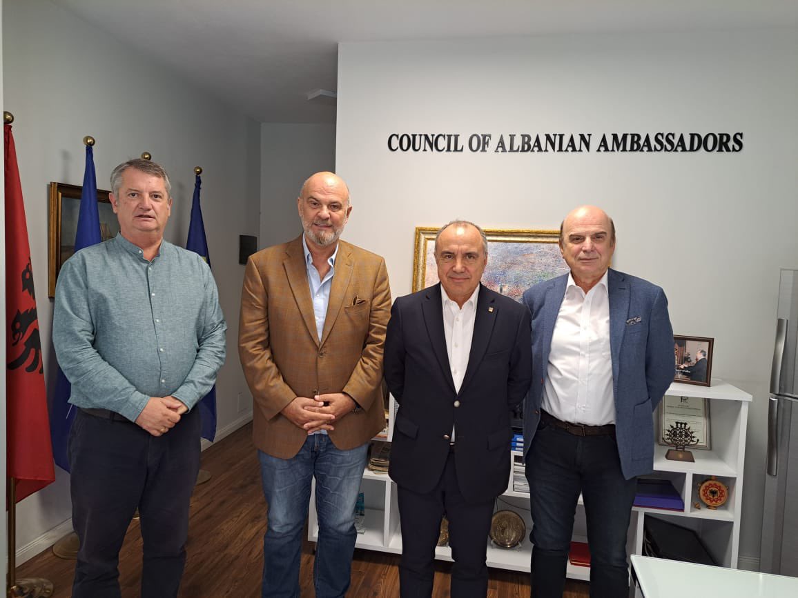 Kënaqësi të kishim sot mes nesh Kryetarin e Shoqatës për promovimin e Turizmit Malor të Kosovës, zotin Skënder Thaçi me të cilin shkëmbyem ide të çmuara bashkëpunimi. <a href="/MFAKOSOVO/">MFA Kosova 🇽🇰</a> <a href="/Spirokoci2/">Spiro Koçi</a> <a href="/ildazhulali/">Ilda Zhulali</a> <a href="/AvniSpahiu/">Avni Spahiu</a>