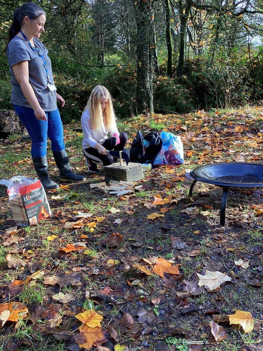 Plasnewydd_AUR's tweet photo. Chopping wood for our campfire using a bill hook ๐ชต๐ฅ#safetyfirst #responsiblelearners @PlasnewyddPS @EcoSchoolssouth @Cyfleon @CSC_Wellbeing https://t.co/gFvuZf2cj0