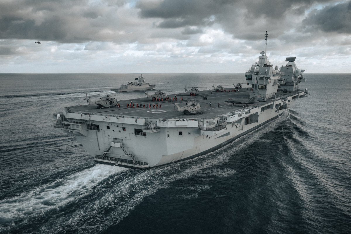 Formation Friday 🚁🚁🚁 Snapshot of a historic moment from 2019 when Commando Helicopter Force execute the #jungly #assault onboard @HMSQNLZ, proving our unit of action concept alongside @847NAS and @845NAS 💪 #StrongerTogether #acrossallboundaries