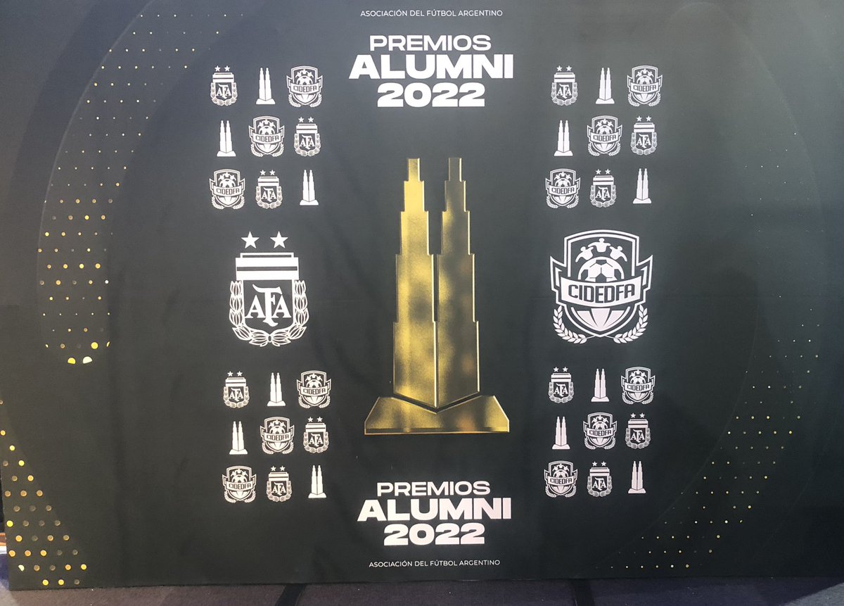 ¡Premios Alumni 20 años! Cuando dicen que el fútbol da revancha, es verdad. Anoche volví a ser feliz.!! Gracias a los casi 700 asistentes al predio de AFA Ezeiza.Muchas gracias por todo Presidente <a href="/tapiachiqui/">Chiqui Tapia</a> y  agradecido a <a href="/TovigginoPablo/">Pablo Toviggino</a> y Toto 
Evangelista por confiar en mi.