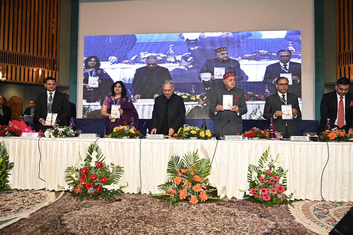 authorityiepf's tweet photo. #IEPFA organized an Investor Education, Awareness &amp; Protection Conference in Srinagar, Jammu &amp; Kashmir 2022 today. Glimpses from Flagging off Niveshak Sarthi Van, launch of Niveshak Didi &amp; release of Investor Handbook. https://t.co/TozxpAkzpG