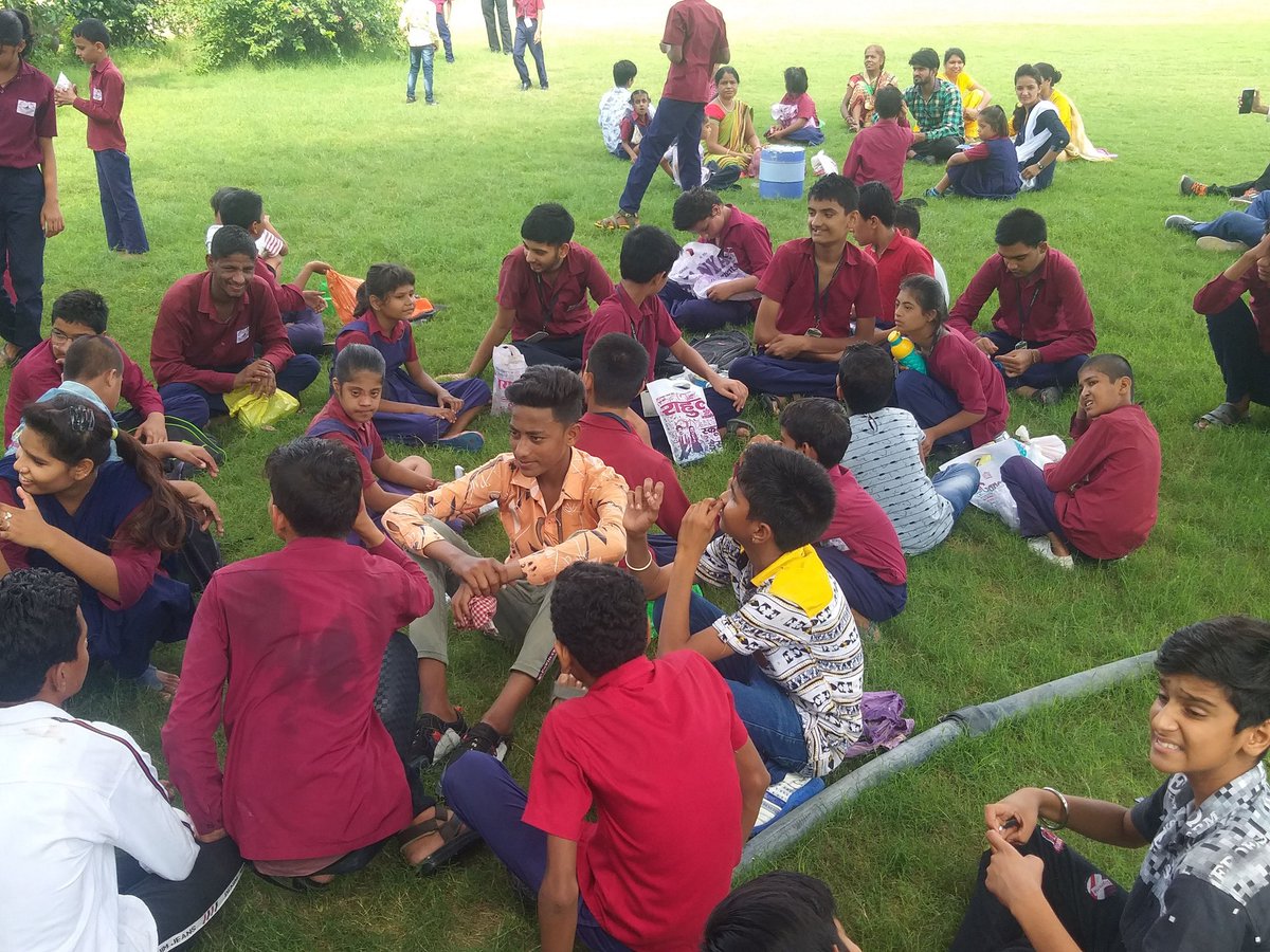 RamKanwarGurja3's tweet image. आज_का_दिन_उन_शिक्षकों_को_समर्पित_जो अपनी कला से उन दिव्यांग बच्चों का भविष्य संवारते जो अपने दिव्यांगता के कारण उनमें निराशा का भाव होता हैं,यह शिक्षक उनमें शिक्षा का भाव तथा उन्हें समाज का सफल #व्यक्ति बनाता है।                            #विशेष शिक्षक दिवस !